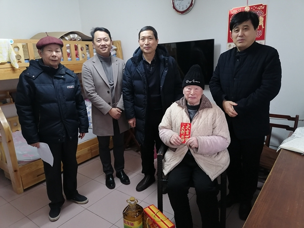 慰問退休老同志.jpg 慰問退休老同志.jpg
